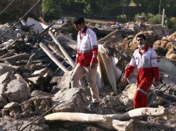 Rescatistas de la Media Luna Roja buscan sobrevivientes entre los escombros. EFE  /