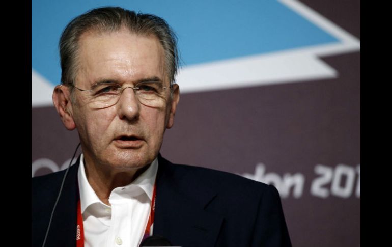 El mandatario del COI, durante una conferencia de prensa. Estuvo a su lado el presidente del LOCOG, Sebastian Coe. EFE  /