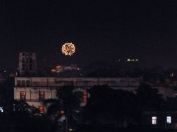 Fuegos artificiales encendidos por una flotilla de exiliados cubanos procedentes de Miami fueron vistos en La Habana. EFE  /