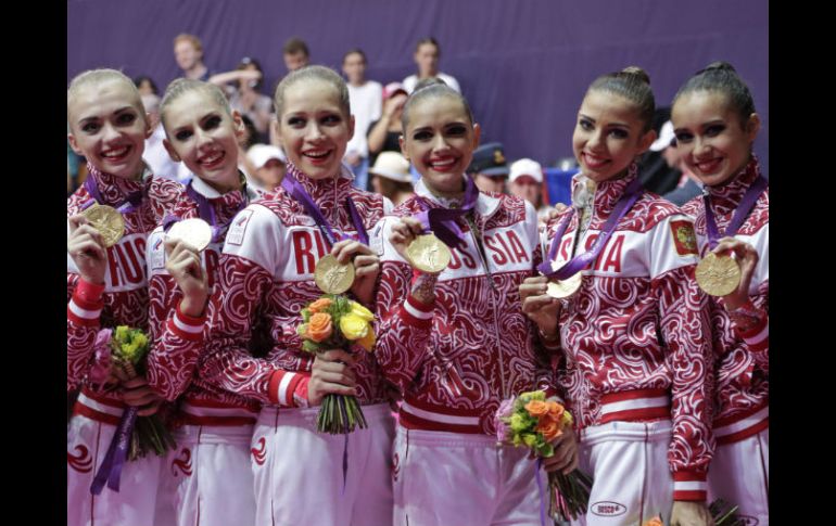Las gimnastas rusas presentan sus medallas doradas. AP  /
