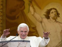 El papa Benedicto XVI oficia el tradicional rezo del Angelus en Castelgandolfo, pidiendo por las víctimas de Asia. EFE  /