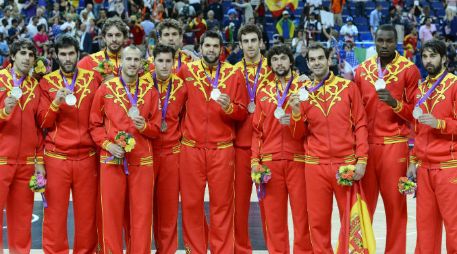 La selección española posa con sus medallas de plata. EFE  /