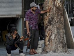 Rebeldes sirios vigilan su posición durante su lucha contra los seguidores de Bashar al Asad. EFE  /