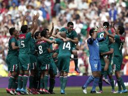 La Selección mexicana, festeja tras el silbatazo final la victoria sobre Brasil. ARCHIVO  /