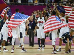 El estadounidense Kobe Bryant (C) celebra con sus compañeros tras conseguir el oro en la final de baloncesto. EFE  /