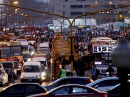 El tráfico de la capital argentina, durante los días de huelga en el metro. EFE  /