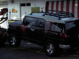 La camioneta en que viajaban las víctimas presentaba al menos ocho impactos de bala del lado del conductor.  /