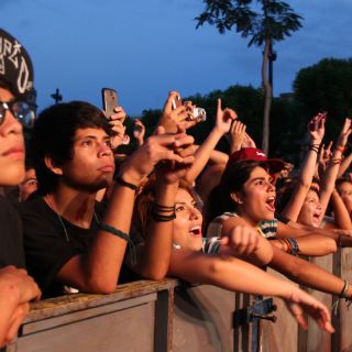 Jóvenes tapatíos disfrutan concierto en Plaza Liberación