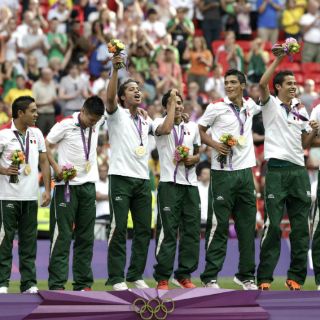 Aficionados esperan al Tri