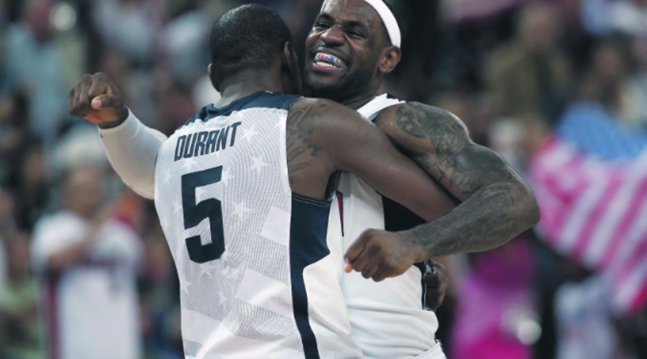 Maestros. LeBron James abraza a Kevin Durant al final del partido. REUTERS  /