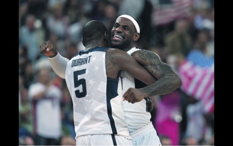 Maestros. LeBron James abraza a Kevin Durant al final del partido. REUTERS  /