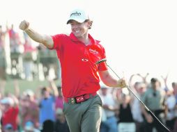 Sí señor. Rory McIlroy celebra, tras embocar un putt para birdie en el hoyo 18 que selló su victoria. AFP  /