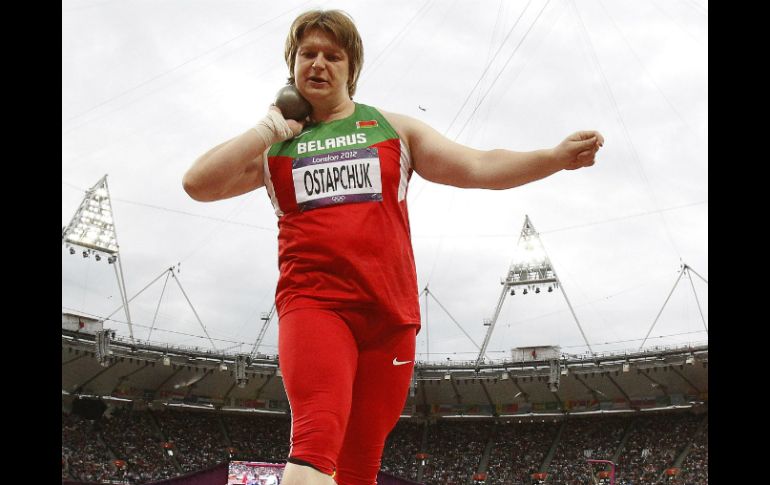 La bielorrusa Nadzeya Ostapchuk durante la final de la prueba de lanzamiento de peso. ARCHIVO  /