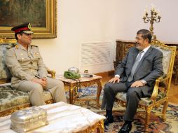 Nuevo ministro de defensa Abdel-Fattah el-Sissi en una reunión con Mursi. AP  /