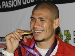 Jorge Enríquez muestra la medalla la noche de ayer, cuando ofreció una rueda de prensa en la Ciudad de México. ARCHIVO  /