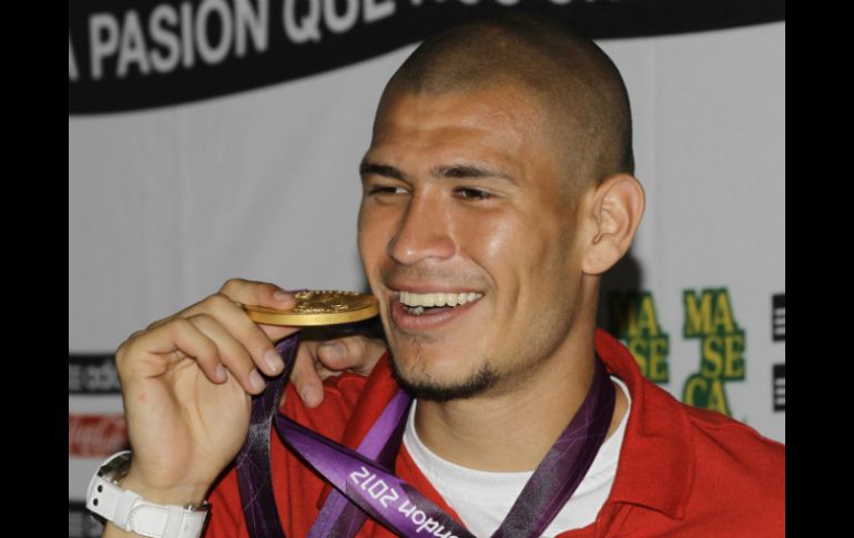 Jorge Enríquez muestra la medalla la noche de ayer, cuando ofreció una rueda de prensa en la Ciudad de México. ARCHIVO  /