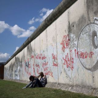 Alemanes recuerdan 51 aniversario de construcción del Muro de Berlín