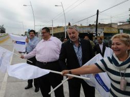 Inauguración de nodo vial, donde Emilio González (c-der) estuvo acompañado del alcalde tapatío, Francisco Ayón (c-izq). ESPECIAL  /