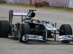 El piloto venezolano de Fórmula 1 Pastor Maldonado participa en una exhibición de automovilismo. EFE  /