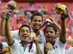 El americanista Diego Reyes (c) muestra su medalla de oro ganada con el Tri olímpico. ARCHIVO  /