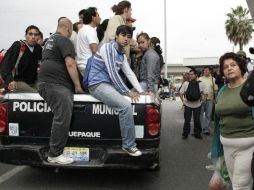 Por el paro de transporte público en Guadalajara, las imágenes de patrullas atestadas de personas fueron comunes durante el lunes.  /
