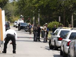 Oficiales de policía investigan hoy la escena del crimen del tiroteo cerca de la Universidad Texas A&M. EFE  /