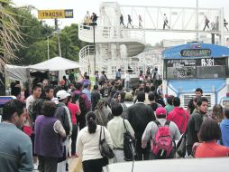 COLÓN Y PERIFÉRICO SUR. Las pocas empresas que mantuvieron el servicio, como las de Tlajomulco, se vieron rebasadas por la demanda.  /