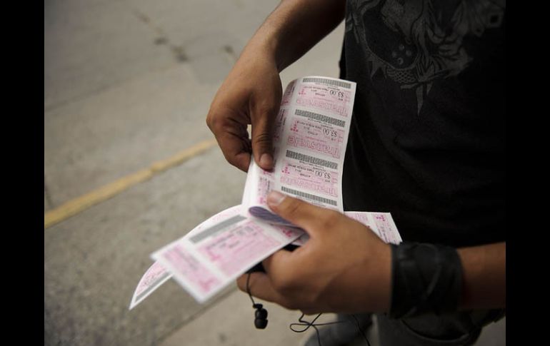 Dicen los transportistas,que la credencial de descuento evitaría la piratería de documentos y daría certeza a los operadores.ARCHIVO  /