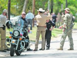 Oficiales de la Policía investigan la escena del tiroteo cerca de la Universidad Texas A&M. AP  /