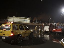 Los bomberos llegan a la refinería para combatir el fuego. REUTERS  /
