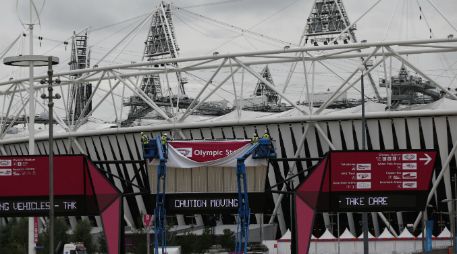 Tras los Juegos Olímpicos, trabajadores alistan el inmueble, el cual será pieza clave en la realización de los Paralímpicos. AP  /