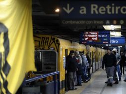 Los trabajadores advirtieron que mantienen la exigencia de un aumento de sueldo del 28 por ciento. AFP  /