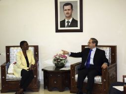 Valerie Amos (i), atiende a las indicaciones del viceprimer ministro sirio de Asuntos Exteriores, Faisal Mekdad (d), en Damasco. EFE  /