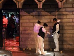Peritos forenses recogen información en la escena del crimen. EFE  /