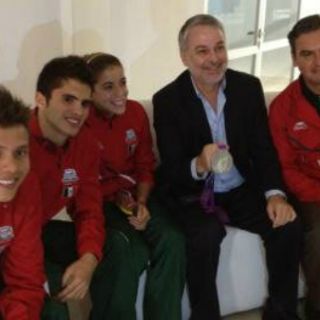 Emilio sorprende a medallistas olímpicos