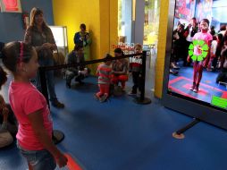 Los niños disfrutaron de la pantalla interactiva con tecnología Kinect que muestra a través del reflejo, las funciones del hígado. NTX  /