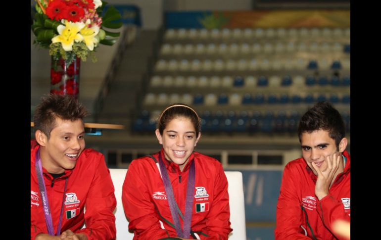 En la imagen, (izq a der) Germán Sánchez, Iván García y Alejandra Orozco durante el desayuno ofrecido por el CODE.  /