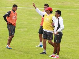 Chávez con jugadores en el entrenamiento de hoy.  /