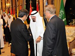 El rey de Arabia Saudí, Abdalá bin Abdelaziz saluda al presidente de Irán Mahmoud Ahmadinejad. REUTERS  /