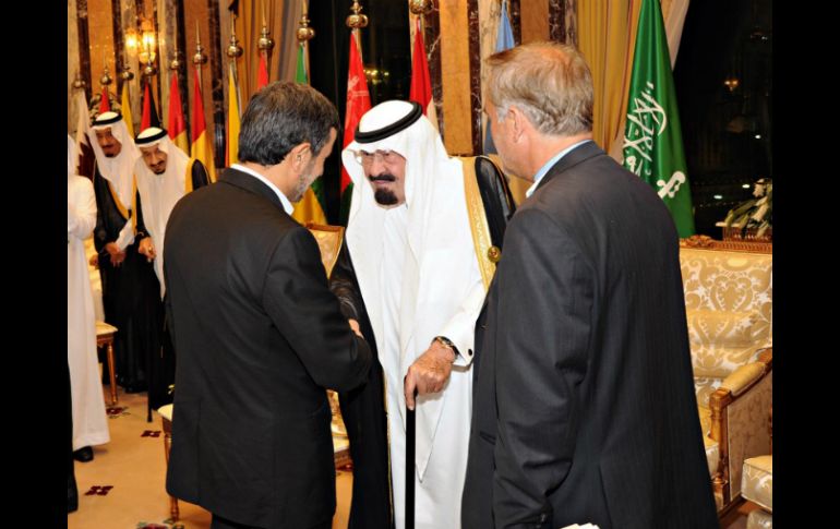 El rey de Arabia Saudí, Abdalá bin Abdelaziz saluda al presidente de Irán Mahmoud Ahmadinejad. REUTERS  /