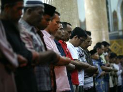 Hombres musulmanes realizar una oración de la tarde en Al Mashun mezquita en Medan. AP  /