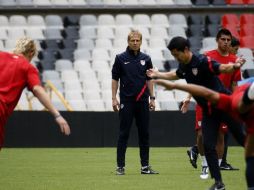 El entrenador de EU, Jürgen Klinsmann (c), observa a sus jugadores durante el entrenamiento. EFE  /