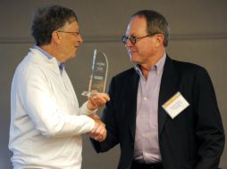 Bill Gates (i) otorga el primer premio a Michael Hofman, del Instituto de Tecnología de California. EFE  /