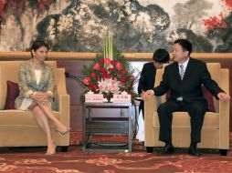 La presidenta costarricense, Laura Chinchilla, con el alcalde de Suzhou, Zhou Naixiang, durante su visita a China. EFE  /