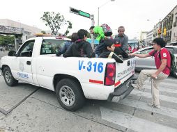 UNA PATRULLA DE VIALIDAD SUPLE A LOS CAMIONES. El lunes, el paro de los camiones reabrió la discusión oficial sobre el aumento.  /