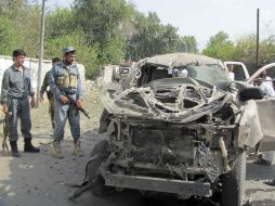 Oficiales afganos inspeccionan el lugar de una explosión, en la provincia de Nangarhar, ocurrida el pasado lunes 13 de agosto. EFE  /