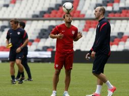 Landon Donovan (c) en una sesión de entrenamiento previo a su encuentro amistoso ante México. ARCHIVO  /