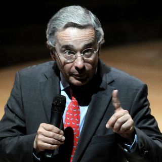 Uribe llama a Chávez ''cobarde'', lo acusa de temerle a las FARC