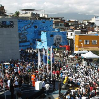 Reciben la bandera olímpica con música y aplausos