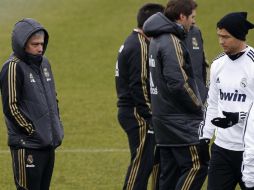 En el entrenaminento, Mourinho (i) no conto con la mayoría de sus titulares como Cristiano Ronaldo (d). ARCHIVO  /